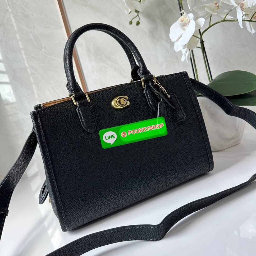 COACH BROOKE CARRYALL 28 (CE733) กระเป๋าถือหรือสะพายข้าง สุดหรู ลุคคุณนาย ให้วัสดุแคนวาสตัดหนังแท้ ภายในกว้าง แบ่งช่องเป็นสัดส่วน มีช่องซิปตรงกลาง สายสะพายถอดออกได้ จะถือหรือสะพายแมทซ์ได้หลายลุคเลยค่ะ