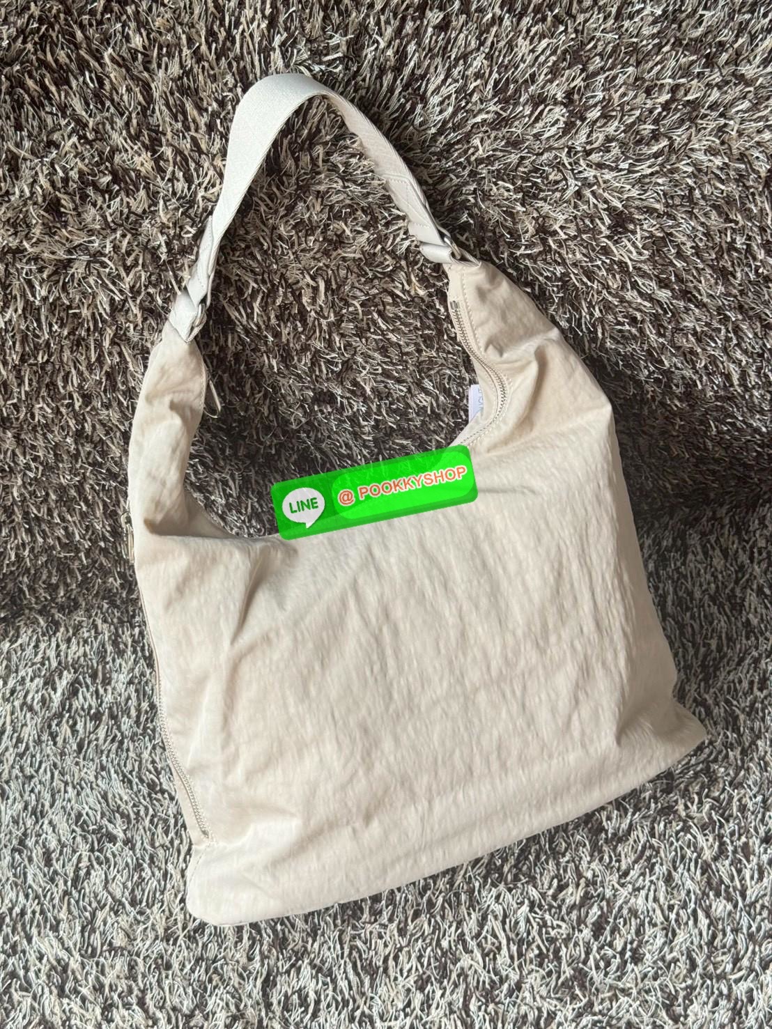 Kipling Eanna Zip กระเป๋าสะพายไหล่ดีไซน์ที่มาพร้อมสไตล์แบบจัดเต็ม เป็นแอคเซสเซอรีที่เข้ากับลุคไหนก็ได้อย่างลงตัว มาพร้อมช่องหลักปิดซิป ช่องจัดระเบียบด้านใน ช่องด้านข้าง รวมถึงช่องใส่ปากกาและสายคล้องกุญแจ เพิ่มความเป็นระเบียบสูงสุดในทุกการใช้งาน