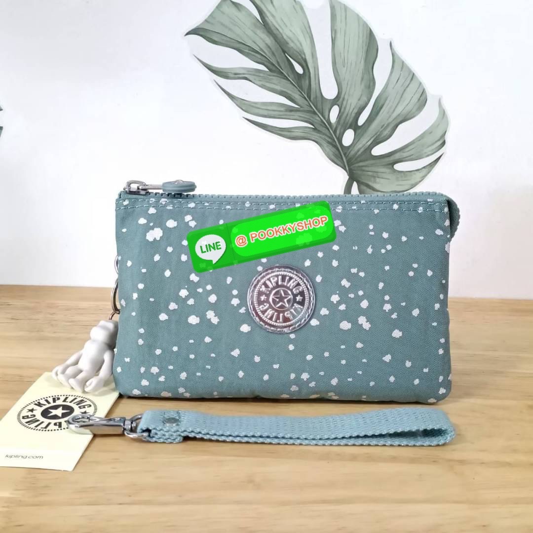 Kipling Creativity Large Pouch วัสดุ Nylon 100% กระเป๋าคล้องมือขนาดพอเหมาะ 7.25 นิ้ว พกพาสะดวก เปิด-ปิดด้วยซิปเดียวใช้งานง่าย ด้านในมีช่องกว้าง 2 ช่องและช่องซิปเล็กตรงกลางอีก 1ช่อง ใช้งานได้สะดวก สามารถใส่มือถือ 7.5 นิ้วได้ กุญแจรถ ธนบัตรได้ ล็อตนี้มาพร้อ