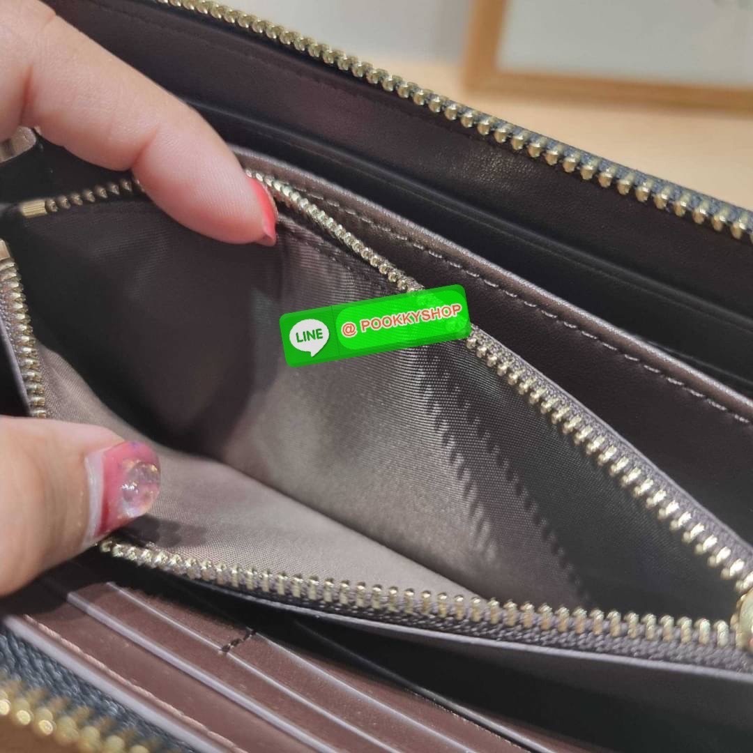 COACH CF521 LONG ZIP AROUND WALLET WITH SIGNATURE MONOGRAM 🔆 Details กระเป๋าสตางค์ใบยาว คอลเลคชั่นใหม่ กับดีไซน์ใหม่ ฉีกกฏทุกการดีไซน์ ด้วยลวดลายโมโนแกรมรอบใบโดดเด่น สะดวกใช้งานด้วยสายคล้องมือที่สามารถถอดออกได้ พกพกง่ายที่สุด รูดใช้งานด้วยซิปรอบใบ