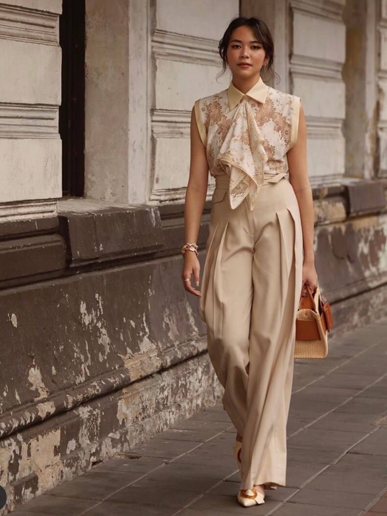 เซทเสื้อแขนกุด ดีเทลผ้าลายฉลุแต่งขอบผ้าสีครีม แต่งผ้าลายฉลุระบายด้านหน้าที่กระดุมเม็ดบน แมทซ์กับกางเกงสีครีมเอวสูง งานสวย หรู ดูไฮคลาสม๊ากจ้า