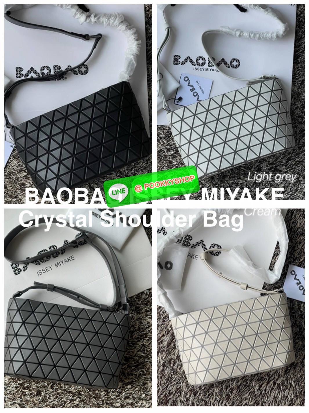 💕 BAO BAO ISSEY MIYAKE Crystal Shoulder Bag งานดีไซน์ที่ดูเรียบง่ายทั้งรูปแบบการใช้งาน มีช่องเปิดปิดแบบซิปเพื่อให้คุณพกพาของมีค่าได้อย่างสบายใจป้องกันสิ่งของตกหล่น ทั้งตัวเพลตสามเหลี่ยมและสายกระเป๋าหนัง สวยแบบคูลๆ ทั้งยังดูแลรักษาง่าย น้ำหนักเบา เ