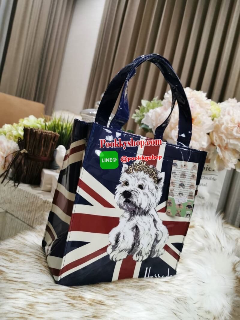 ลายนี้เข้าแล้วนะคะ! พร้อมส่งไอเท็มยอดนิยม! Harrods London Top-handle Shopping Bag กระเป๋า Shopping แบรนด์ดังจากอังกฤษรุ่นยอดนิยมวัสดุ PVC+Polyester 100% ของแท้เนื้อหนาอยู่ทรงกันน้ำ ขนาดกำลังดี น้ำหนักเบา เปิดปิดด้วยซิปสะดวกใช้หัวซิปปั้มโลโก้แบรนด์อะไหล่เง