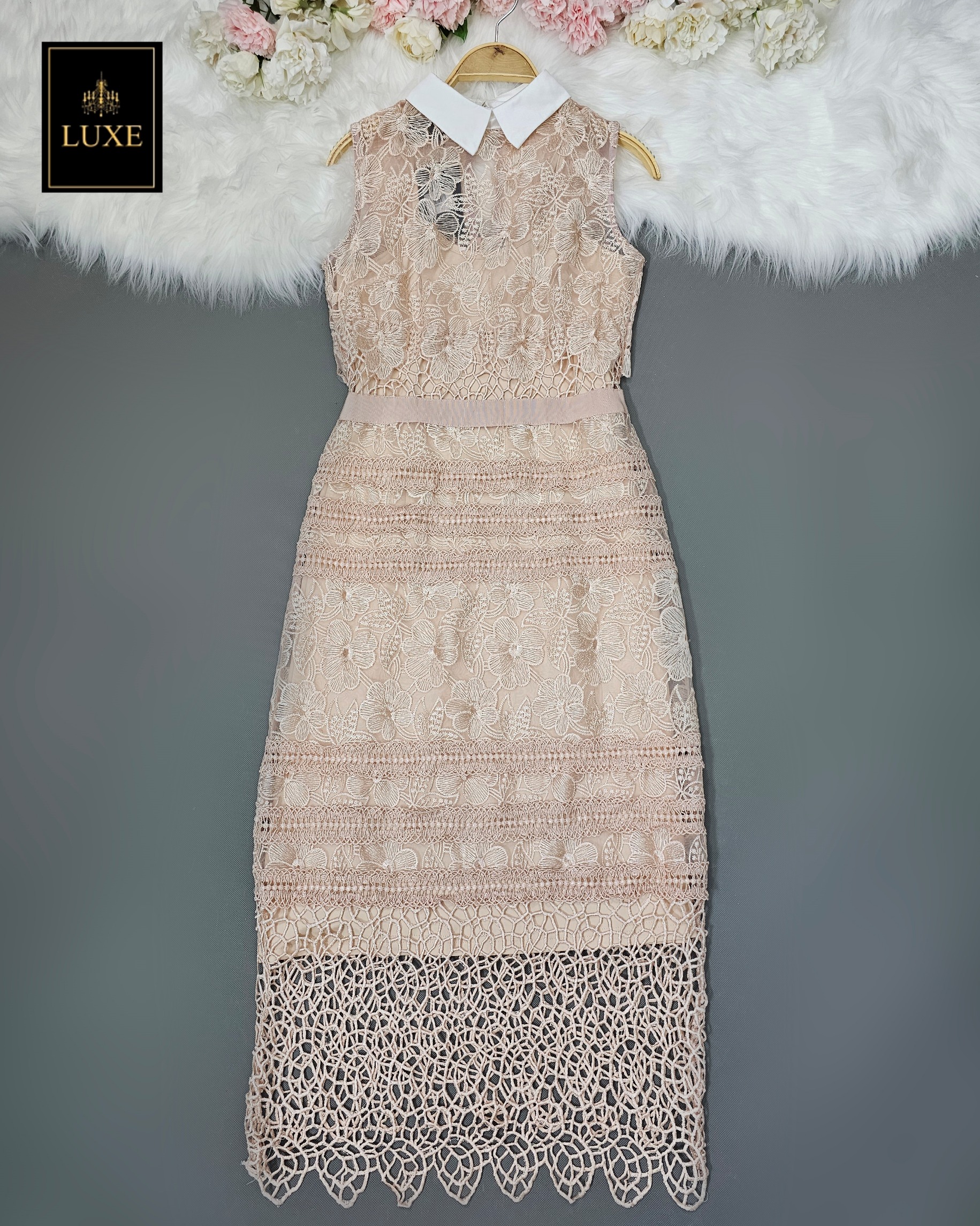 เดรสเสื้อแขนกุดแต่งคอปก กระโปรงทรงสอบ ทำจากผ้าลูกไม้โครเชต์