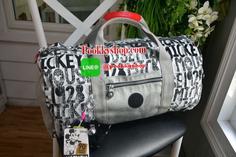 Kipling Disney's 90 Years Of Mickey Mouse Duffel Bag (TAGALONG) กระเป๋าถือใบใหญ่ ด้านหน้าและด้านข้างมีช่องซิปใส่ของจุกจิก เปิดปิดด้วยซิปเดียวด้านบน ใบใหญ่ ใส่เสื้อผ้าออกทริป เล่นกีฬาได้หลายชุด มาพร้อมสายสะพาย ใบเดียวทั้งเที่ยว ทั้งเล่นกีฬา ห้ามพลาดนะ