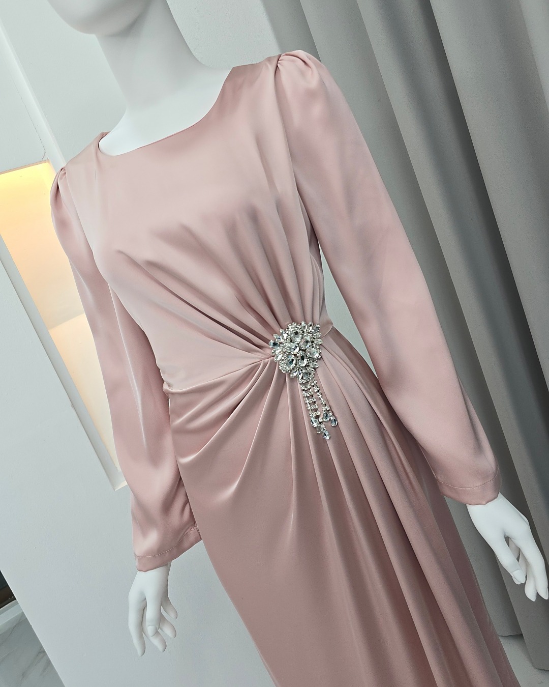 เดรสแฟชั่น แม็กซี่เดรสเสื้อคอกลมแขนยาว กระโปรงยาว ชายกระโปรงบาน