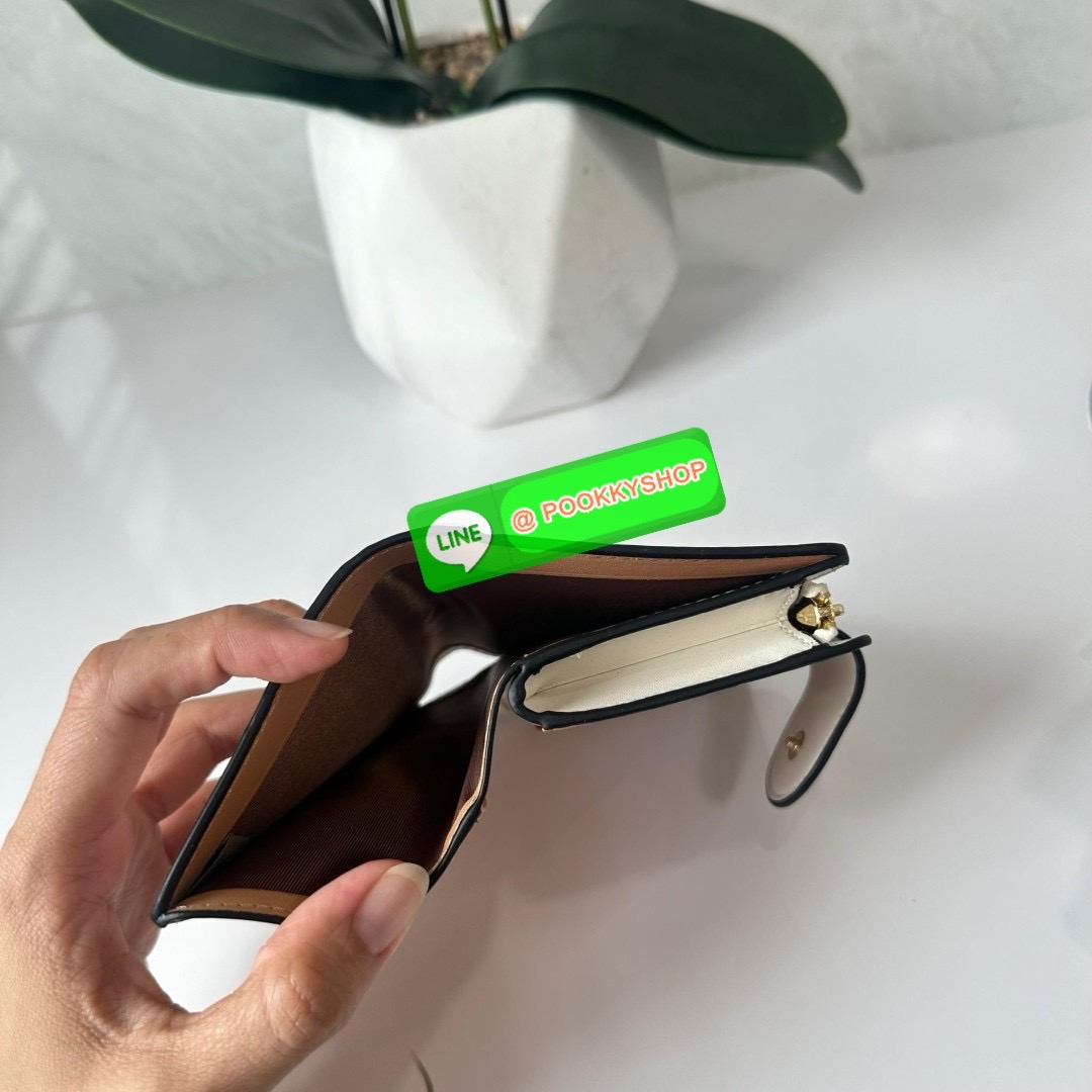 COACH MEDIUM CORNER ZIP WALLET IN SIGNATURE CANVAS WITH FLORAL PRINT(CR935) 🔖กระเป๋าสตางค์ใบกลางคอลเลคชั่นใหม่ปริ้นลายดอกไม้ 🔖วัสดุ:แคนวาสสลับหนังแท้ 🔖เปิด-ปิดด้วยกระดุมแป็ก 🔖ภายในมีช่องใส่บัตร ช่องใส่ธนบัตร และช่องซิป