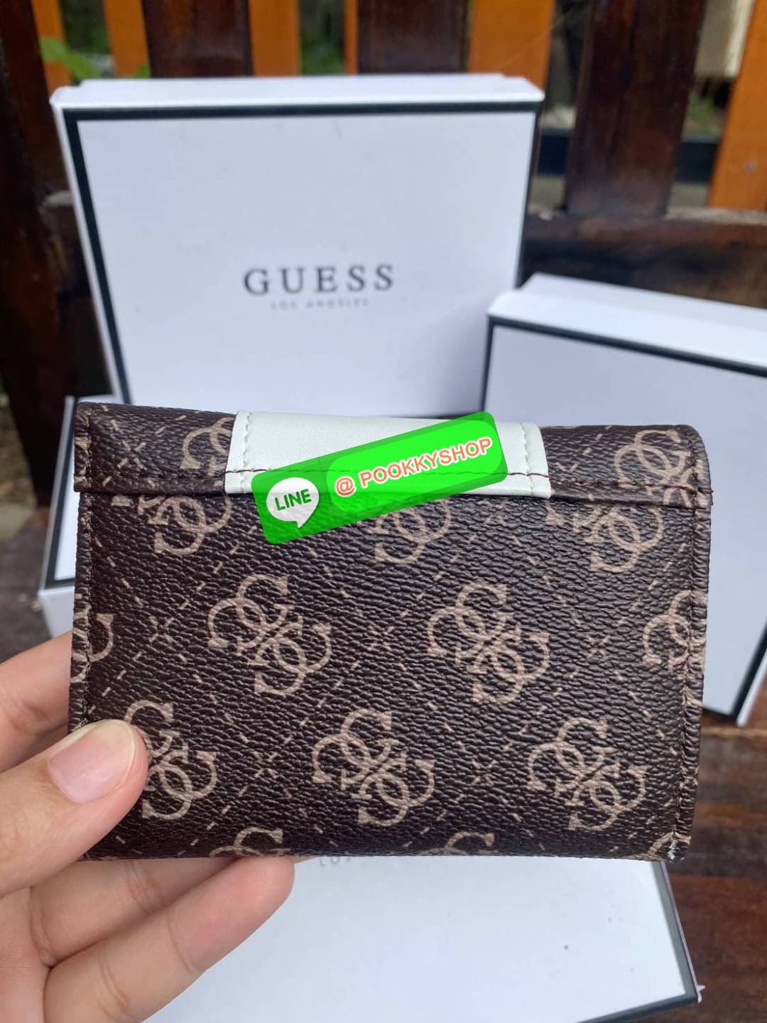 Guess กระเป๋าสตางค์ใบสั้น 3 พับ พร้อมกล่อง มีช่องใส่บัตร ใส่แบงค์พันได้ไม่ต้องพับ ข้างหน้าติดโลโก้แบรนด์อะไหล่ทอง สวย หรู ดูแพง ไปอีกจ้า