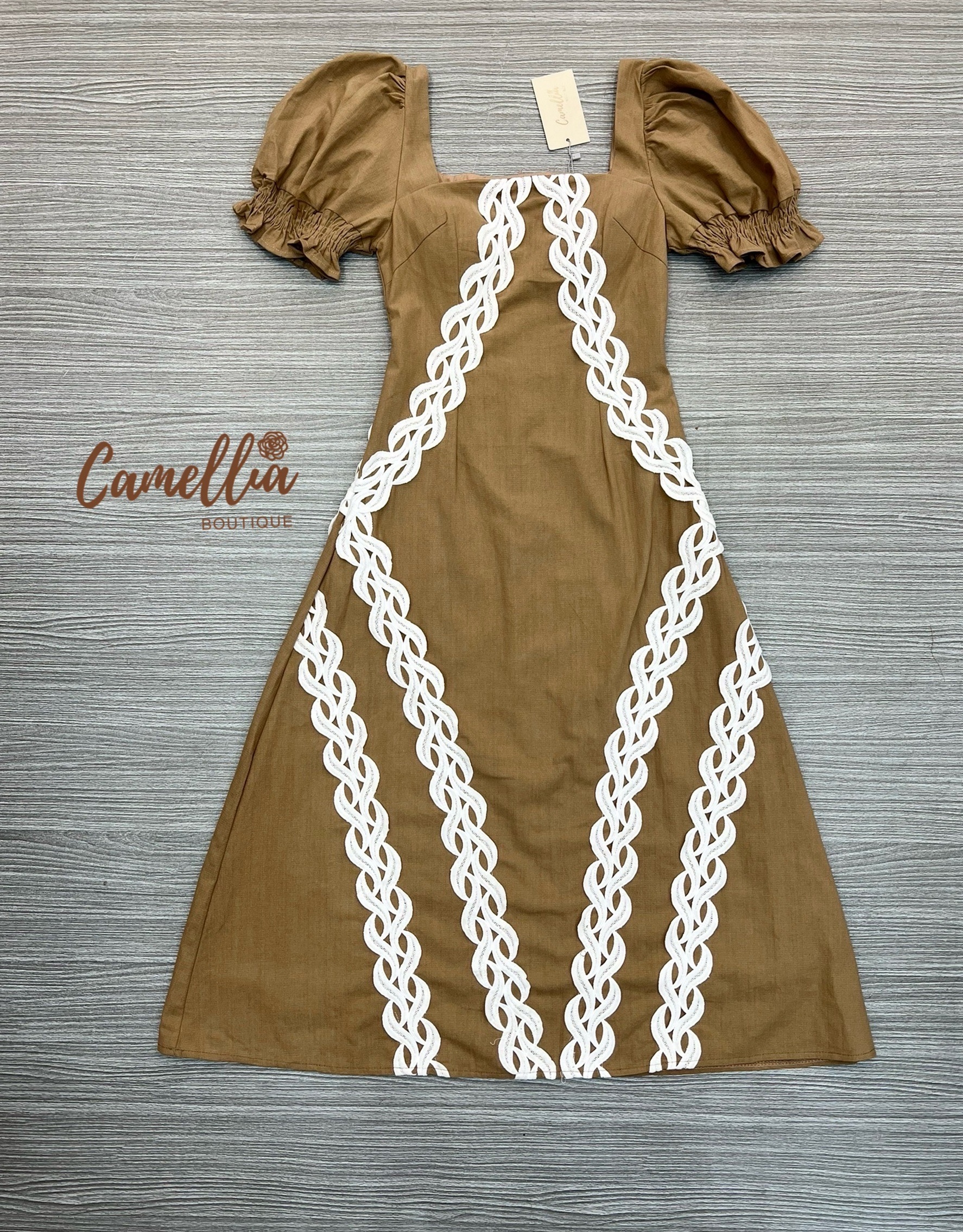 เดรสแฟชั่น เดรสผ้าลินินแต่งลูกไม้ที่ด้านหน้า ทำให้เวลาใส่ดูผอมสูงหุ่นดี