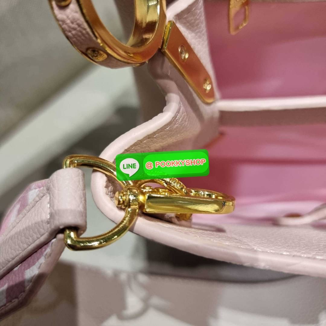 NEW IN!! LV capucines top handle วีไอพีพรีเมี่ยมกิ๊ฟจากเคาน์เตอร์ ที่สุดของความสวยในราคาเบาๆ กระเป๋าถือสุดหรู ดีไซน์ทรงคลาสสิค พร้อมลวดลายหรูหรา มาพร้อมหูจับในตัว ด้วยรูปทรงวินเทจและวัสดุหนังลูกวัว สัมผัสดี ขับผิว ทำให้ไอเท็มนี้สะกดทุกสายตาจริงๆ และยังมีล