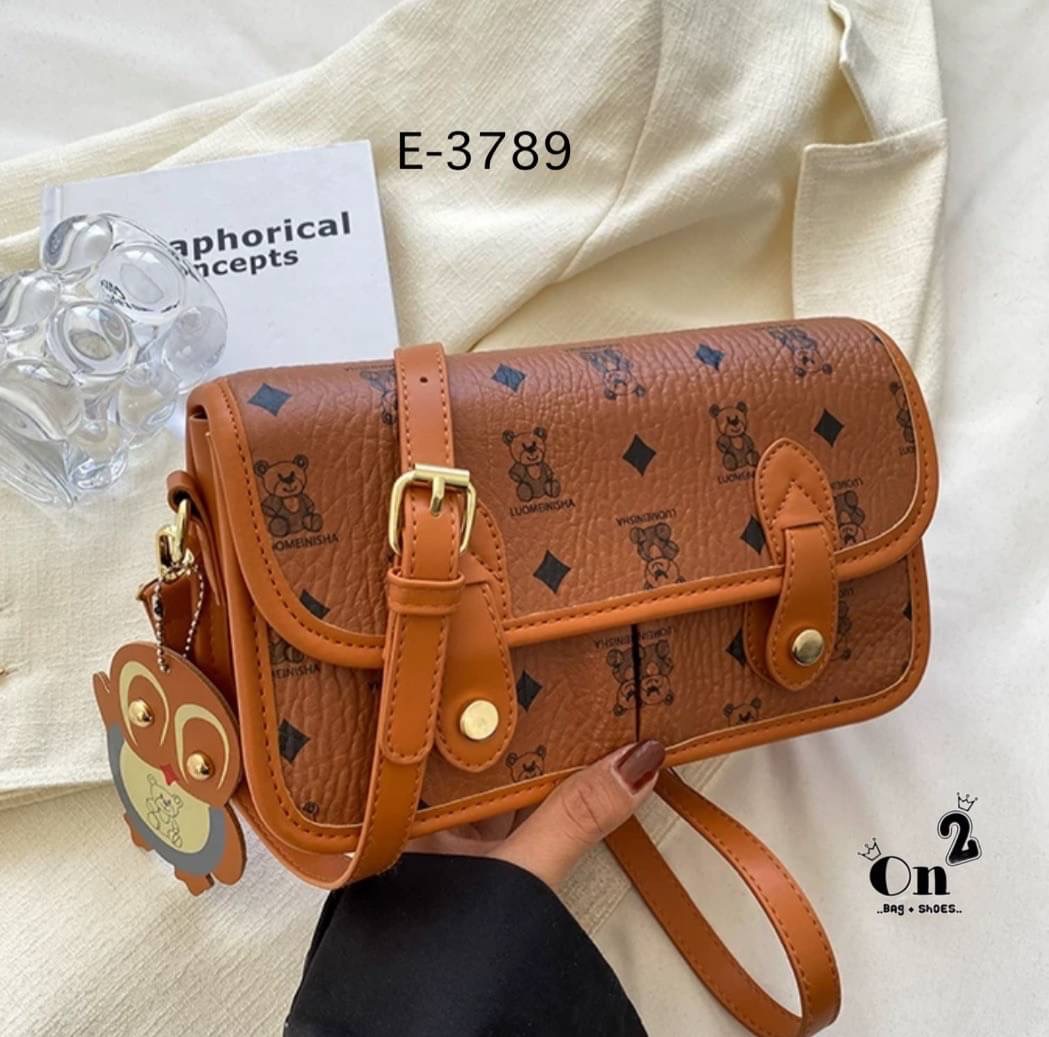 กระเป๋าสะพายข้างทรงแมสเซนเจอร์ เปิดหน้าอะไหล่ทอง มาพร้อมพวงกุญแจ+สายสะพายยาว พร้อมส่ง 3สีค่ะ