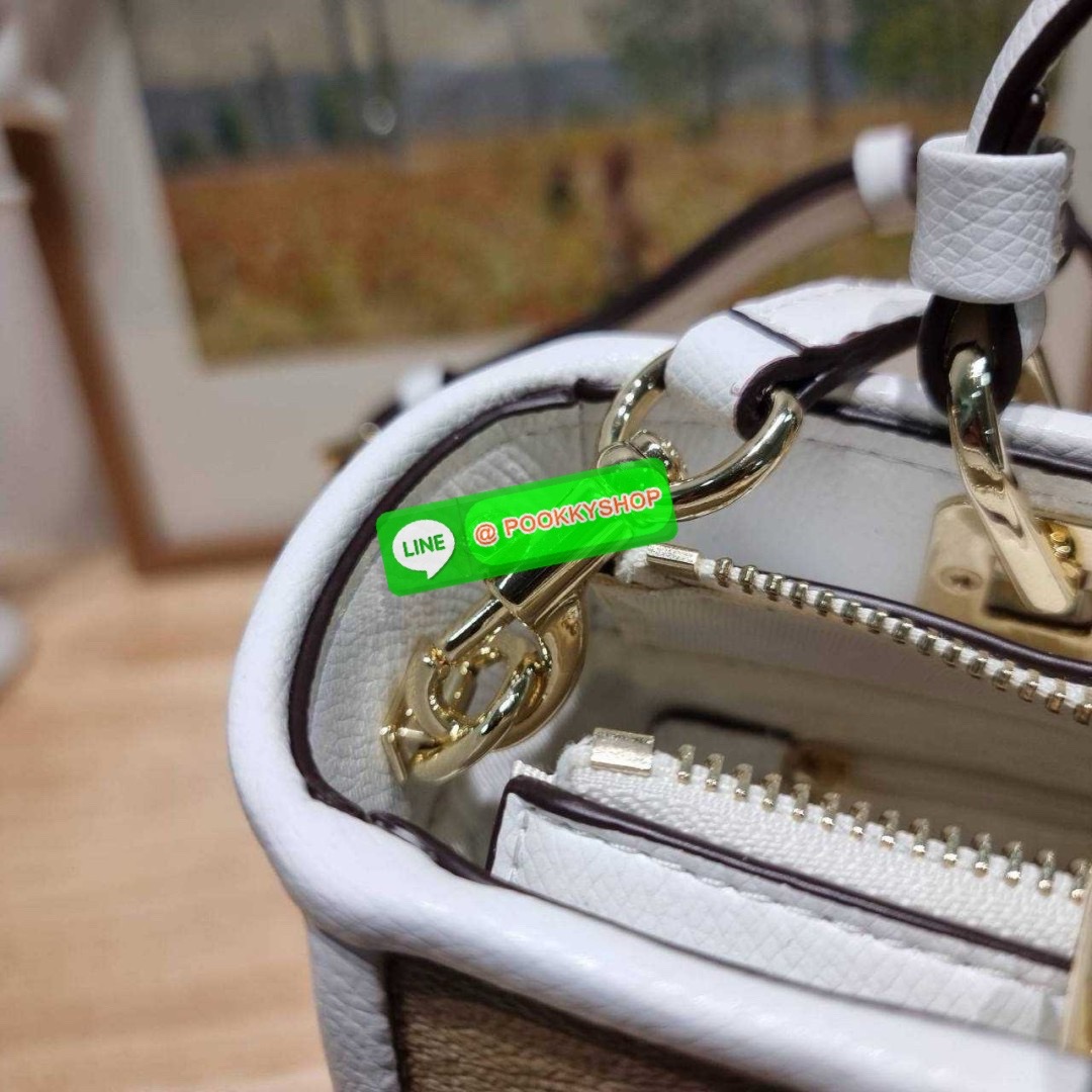 กระเป๋าถือ/สะพายรุ่นยอดนิยม ดีไซน์คงความคลาสสิค แฝงความหรูด้วยอะไหล่สีทอง หูจับในตัวสะดวกใช้งาน ปากกระเป๋ามีซิปปิดกันหล่นแน่นหนา ใต้กระเป๋ายังมีหมุดรองถนอมกระเป๋าอีกด้วย มีสายสะพายข้างให้ ถอดออกได้ ปรับได้ตามต้องการ ภายในโล่งกว้าง มีทั้งช่องซิปและช่องย่อย