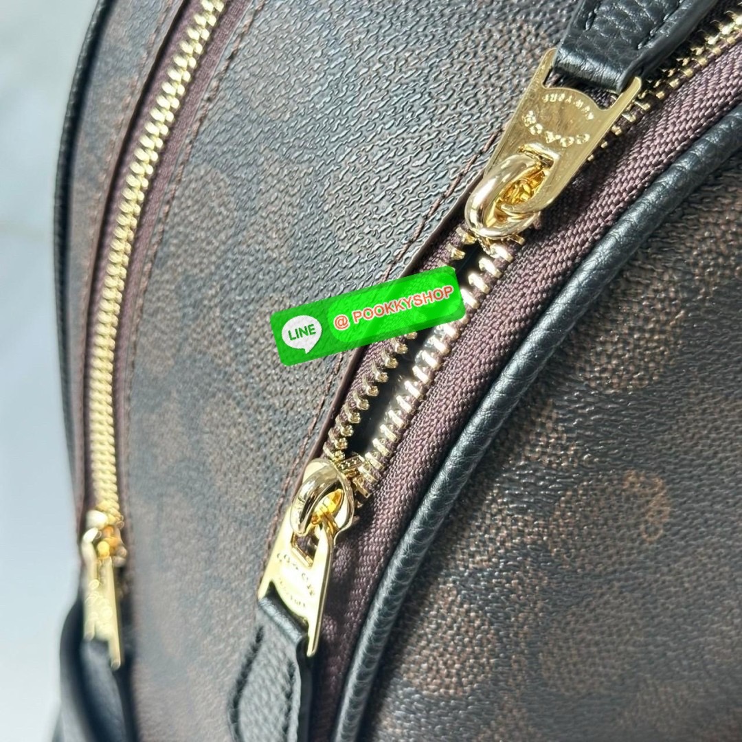 Coach Court Backpack In Signature Canvas 🔖กระเป๋าเป้สะพายหลัง ขนาดกำลังดี สะพายได้ทุกโอกาส 🔖วัสดุ : หนังแคนวาส ตัดหนังแท้ 🔖เปิด-ปิดแบบซิป ด้านในมีกระเป๋าซิปและกระเป๋าอเนกประสงค์ ปิดด้วยซิปคู่ มีซับในผ้า มีช่องซิปด้านนอก 🔖สา