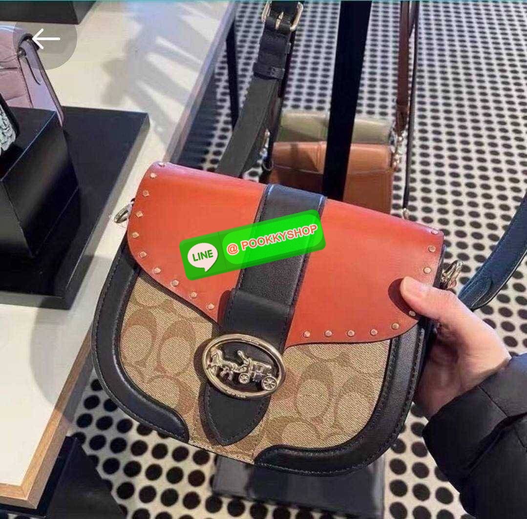 COACH C3593 GEORGIE SADDLE BAG IN COLORBLOCK SIGNATURE CANVAS WITH RIVETS ยกระดับความหรูให้กับตัวเองกันหน่อย ด้วยกระเป๋ารุ่นนี้!! ครอสบอดี้ที่ดีไซน์หรู อัพเลเวล ในราคาที่จับต้องได้ วัสดุหนังแคนวาสเคลือบสลับหนังเรียบ พิเศษไปอีกตกแต่งขอบด้วยหมุด เพิ่มดีเทลก