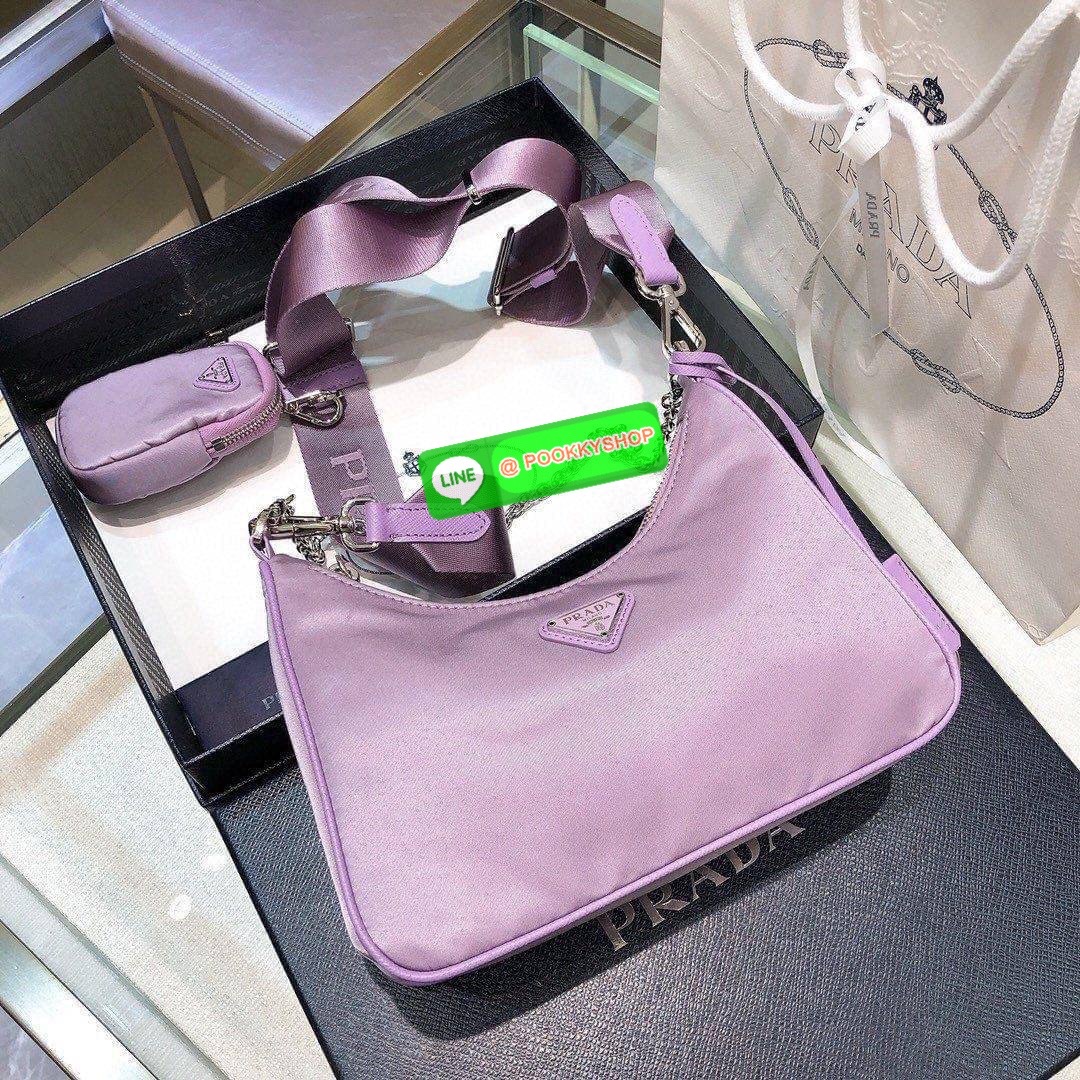 PRADA RE-EDITION 2005 RE-NYLON SHOULDER BAG ไอเท็มสุดปัง ที่ฮิตตลอดกาลไม่ว่าจะปีไหนๆ จัดให้ครบทั้งสีขายดีและสีใหม่ล่าสุด ที่สายคุณหนูห้ามพลาด!! กับกระเป๋าสะพายทรงคลาสสิค เหมาะเป็น everyday bag มากๆ วัสดุผ้าไนล่อนคุณภาพ พร้อมใบลูก ไว้ใส่เหรียญ ใส่กุญแจได้ส