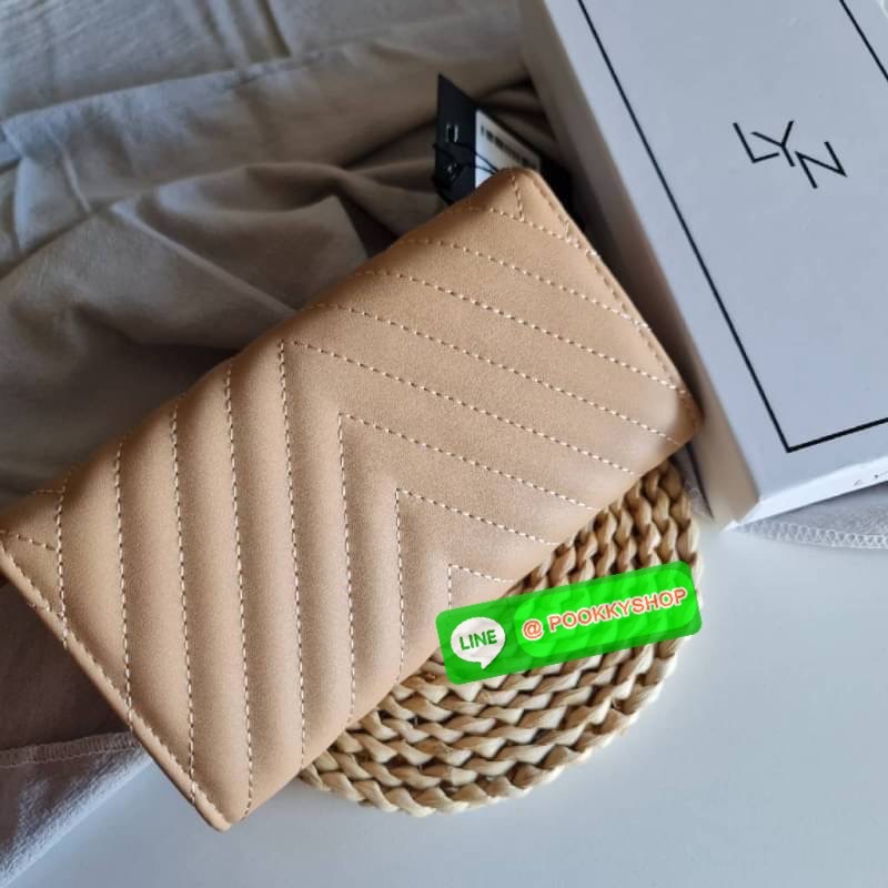 กระเป๋าสตางค์ Lyn ใบยาวแบบฝาพับ รุ่นนี้มองแล้วละมุนมากค่ะ ใบยาวขนาดกำลังดี โทนสีดูอบอุ่นด้วย ใส่บัตรใส่แบงค์ใส่เหรียญ ได้ครบ ใครกำลังเล็งหาของขวัญของฝาก หรือมองหากระเป๋าใบใหม่ แนะนำเลยจ้า