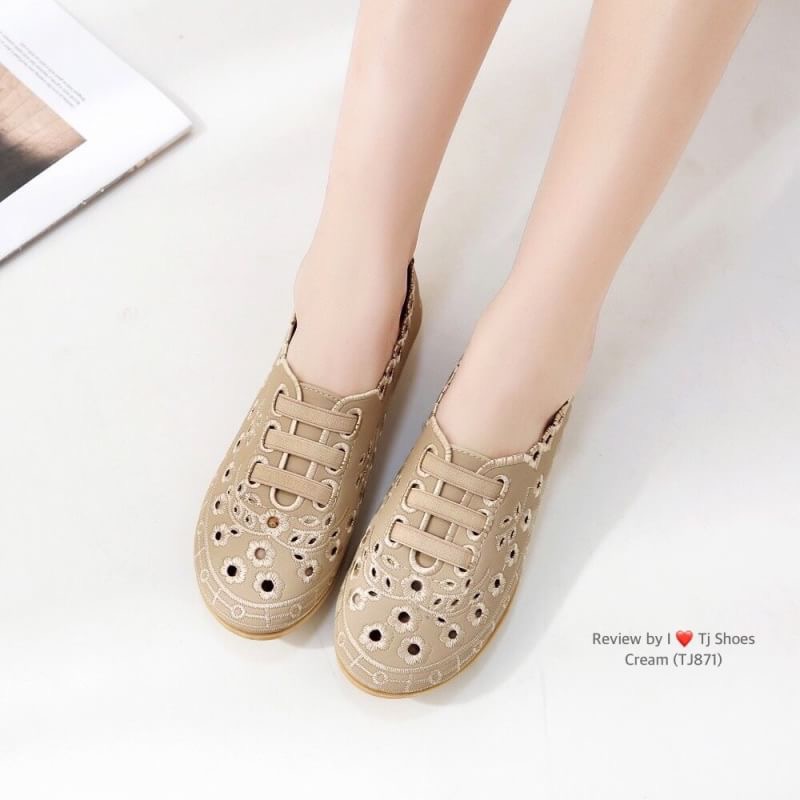 พร้อมส่งรองเท้าสุขภาพ ที่ทั่งเกร๋ทั้งน่ารักสุดๆ รองเท้ารุ่นนี้เป็นงานสั่งทำพิเศษ หนังนิ้มนิ่ม จับแมทกับชุดอะไรก็เกร๋ก็น่ารักสุดๆ พื้นบุนิ่มแถมมีรูระบายอากาศใส่แล้วเท้าไม่อับ ใส่นุ่มเดินสบายมากๆ ส้นยางอย่างดี เป็นรุ่นแนะนำ ซื้อไปรับรองไม่ผิดหวัง ห้ามพลาดเล