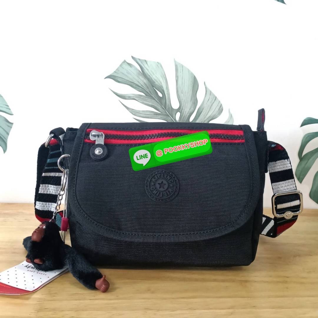 KIPLING SABIAN CROSSBODY MINI BAG กระเป๋าสะพายข้าง วัสดุ Nylon & Polyester 100% ขนาดเล็กกำลังน่ารัก เปิด-ปิดด้วยฝาปิดกระดุมแม่เหล็กและซิปแบรนด์ ด้านในทีแท็กแบรนด์