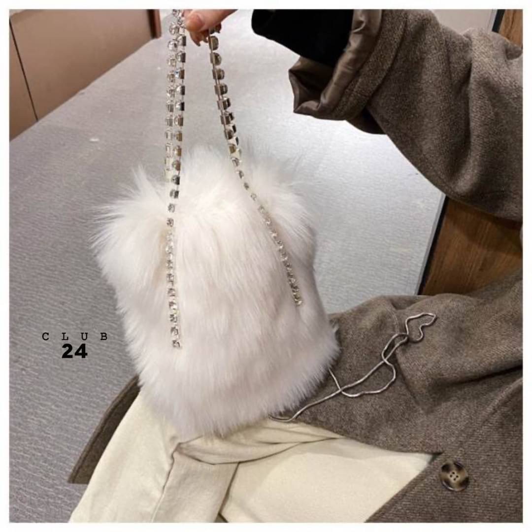 𝑵𝑬𝑾 𝑵𝑬𝑾‼️ ตอนรับเทศกาลที่จะถึงนี้ กระเป๋าขน รุ่นนี้เป็นขนนิ่มๆนุ่มๆเลยคะ ทรงสี่เหลี่ยม ตรงสายถือเป็นเพรช มีสายสะพายยาวข้างได้ น่ารักสุดๆ ทุกคนต้องมีนะคะ บอกเลยถือแล้วไม่ซ้ำใครแน่นอน