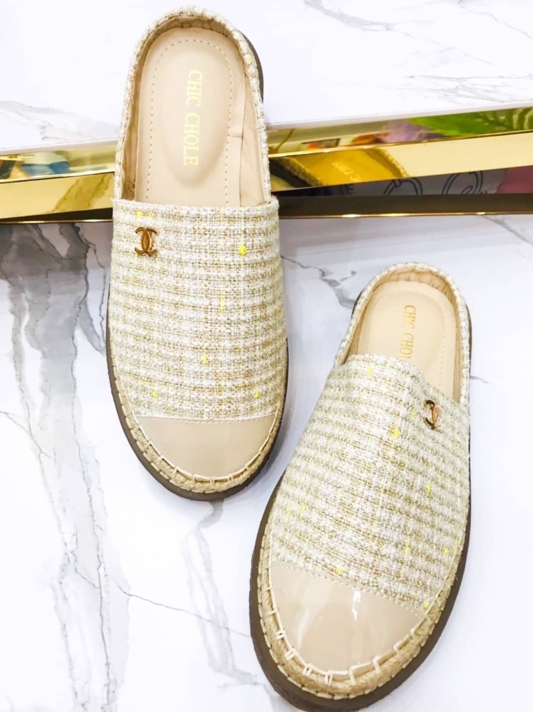 𝙉𝙀𝙒 𝙉𝙀𝙒 ‼️ รองเท้าผ้าทวิต CC รุ่นนี้เป็นทรงสวมเปิดหลัง น่ารักไม่ไหว เป็นผ้าทวิตโทนสีครีมคุณหนูผู้ดีมากค่ะ นิ่มใส่สบาย ใส่กับอะไรก้อสวย คู่นี้คือดีพลาดไม่ได้เลยนะคะ