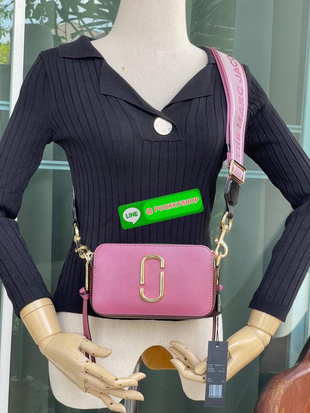 💕 Marc Jacobs Snapshot Bag กระเป๋าแบรนด์ดังจากสัญชาติอเมริกัน นับได้ว่ารุ่นนี้เป็นรุ่นทรงฮิตของ marc jacobs เลยทีเดียว โดยด้านหน้ากระเป๋าจะเป็นโลโก้แบบโลหะที่เป็นสัญลักษณ์ของแบรนด์นี้ มาพร้อมสายสะพายที่จะสะพายยังไงก็ดูโดดเด่น เพราะขนาดใหญ่ที่สกรีน