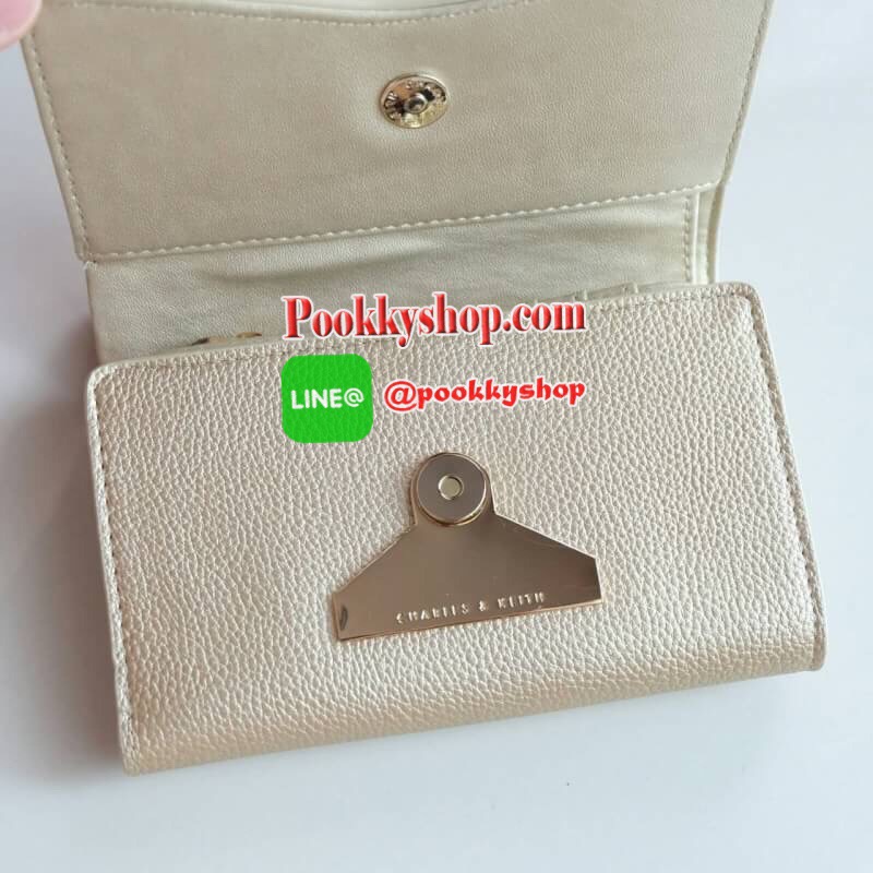 New!! Charles & Keith Front Flap Detail Wallet ด้านหน้าแต่งโลหะเหล็ก ปั๊มโลโก้แบรนด์ เปิด - ปิดด้วยกระดุมแม่เหล็ก ด้านในมีช่องใส่บัตร ช่องใส่รูป ช่องใส่ธนบัตร 2 ช่อง และช่องซิปใส่เหรียญ