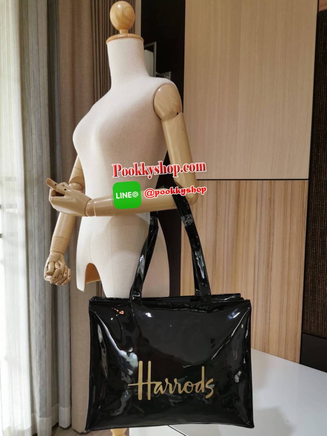 Restock พร้อมส่งแล้วค่ะ! Harrods London Top-handle Shopping Bag Large กระเป๋า Shopping Bag (Size L) แบรนด์ดังจากอังกฤษไอเท็มยอดนิยม PVC+Polyester 100% ของแท้ใบใหญ่ เนื้อหนาอยู่ทรง กันน้ำ แข็งแรง น้ำหนักเบา เปิดปิดด้วยซิปสะดวกใช้หัวซิปปั้มโลโก้แบรนด์อะไหล่