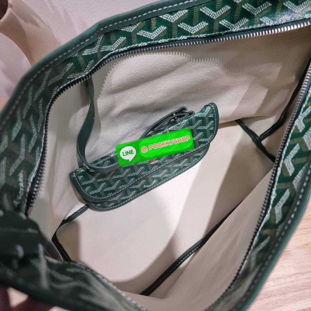 GOYARD BOHEME HOBO BAG ใหม่สุดคุ้ม กับกระเป๋าสะพายทรงโฮโบ ใบใหญ่จุใจ!! มาครบสีขายดี เลิศทุกสี รูปทรงคลาสสิค ดีไซน์เป็นเอกลักษณ์ วัสดุหนังแคนวาสพิมพ์ลายสวยคม ปากกระเป๋ามีซิปเปิด-ปิดกันของหล่นได้ ภายในโล่งกว้างมาก มาพร้อมสายคล้องในตัว ทนทาน สะพายสวยๆได้ทุกว