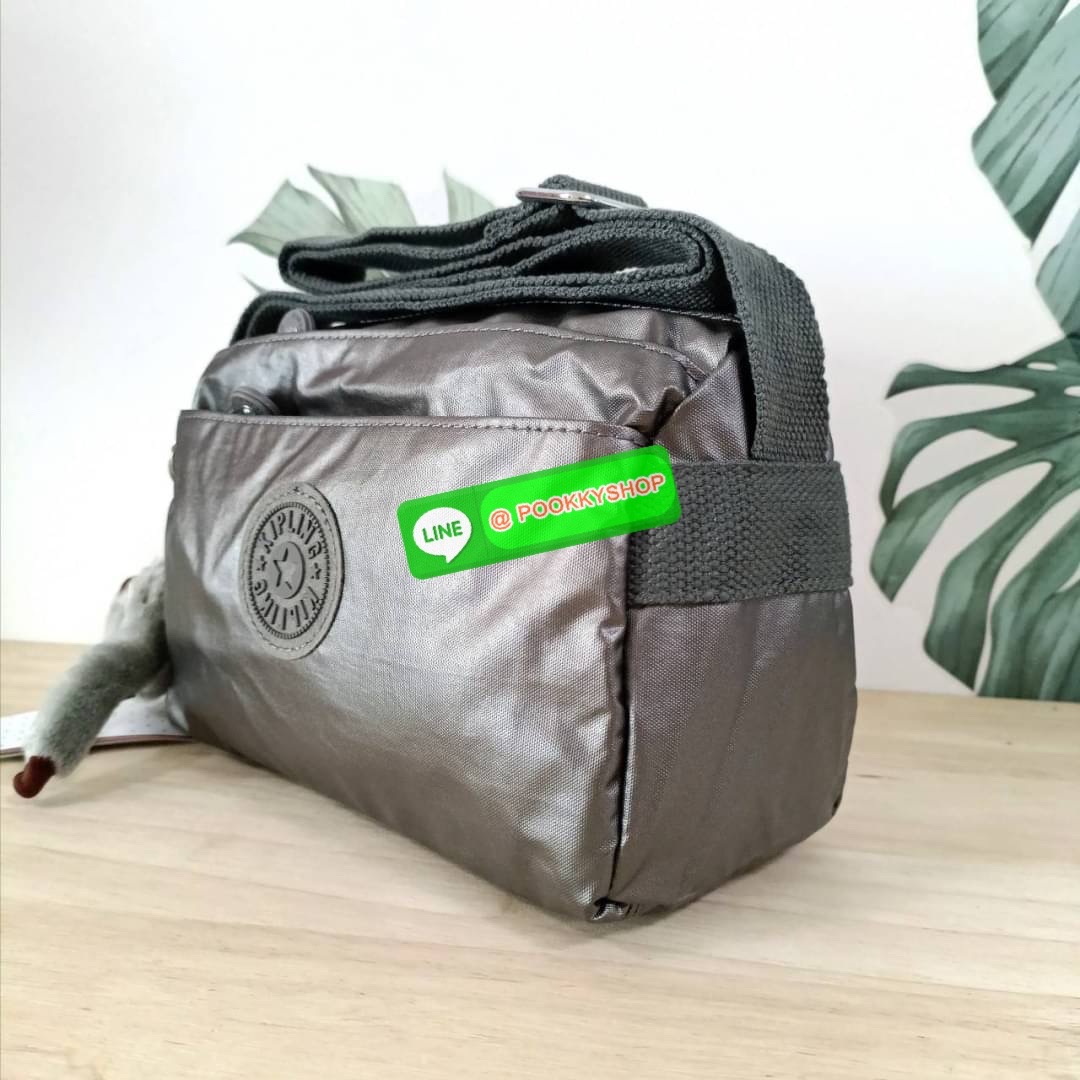 KIPLING Mini Crossbodybag กระเป๋าสะพายข้างขนาดกะทัดรัด ผลิตจากวัสดุ Nylon + ซับใน Polyester100% มีช่องใช้งานแยกย่อยมากถึง 4 ช่อง -ด้านหน้ามีช่องซิป 2 ช่อง -ช่องหลักโล่ง กว้าง จุของใช้ได้เยอะ -ด้านหลังมีช่องซิปอีก 1 ช่อง มาพร้อมพวงกุญเเจลิง สายสะพายยาวสมาร