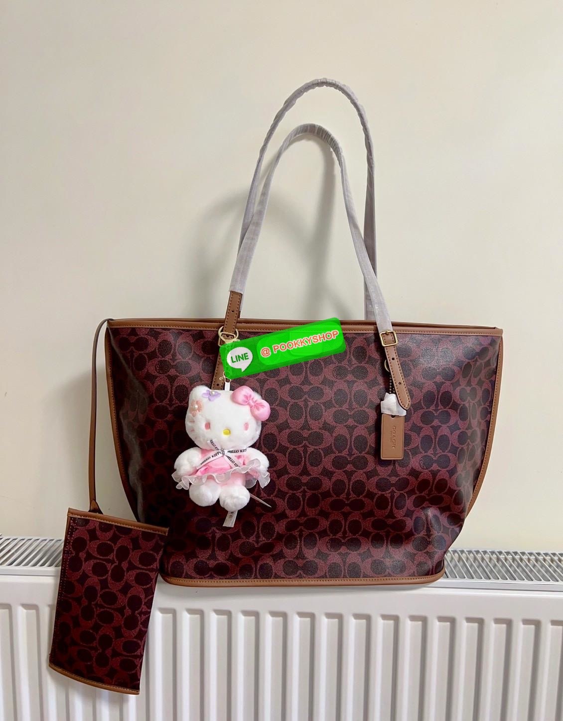 📸NEW ARRIVAL!🎉🎉 พร้อมสีใหม่ล่าสุด (อาจจะยังไม่มีในไทย) สาวๆที่ชอบใบใหญ่ใส่จุ รุ่นนี้คือคำตอบที่ดีที่สุดเลยค่าา👏 Coach Taxi Tote Bag In Signature Canvas 📌ฟรีน้องKitty สุดน่ารัก ตามรูปให้หนึ่งตัวค่า‼️