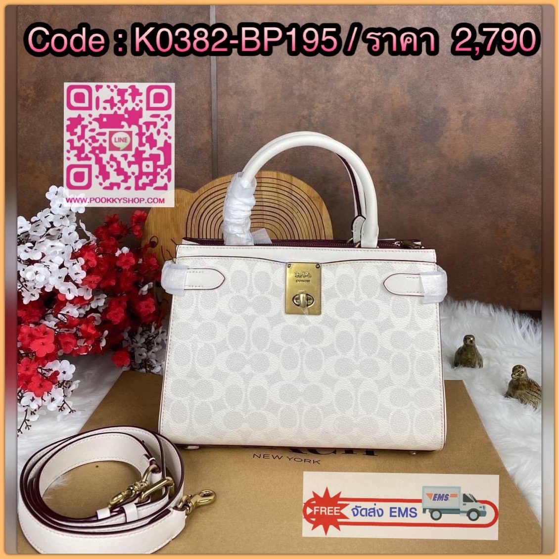 Coach HUTTON CARRYALL (coach 933) ผ้าใบเคลือบซิกเนเจอร์และหนังลูกวัวขัดมัน ด้านในกระเป๋าซิป ช่องซิปตรงกลาง ซับในด้วยผ้า หูหิ้วที่วางกระเป๋าขนาด 11 ซม. ตัวล็อคและกระเป๋า snap ด้านนอก สายสะพายถอดออกได้ 54.5 ซม. สำหรับสะพายไหล่หรือ crossbody สี่เท้าป้องกันที