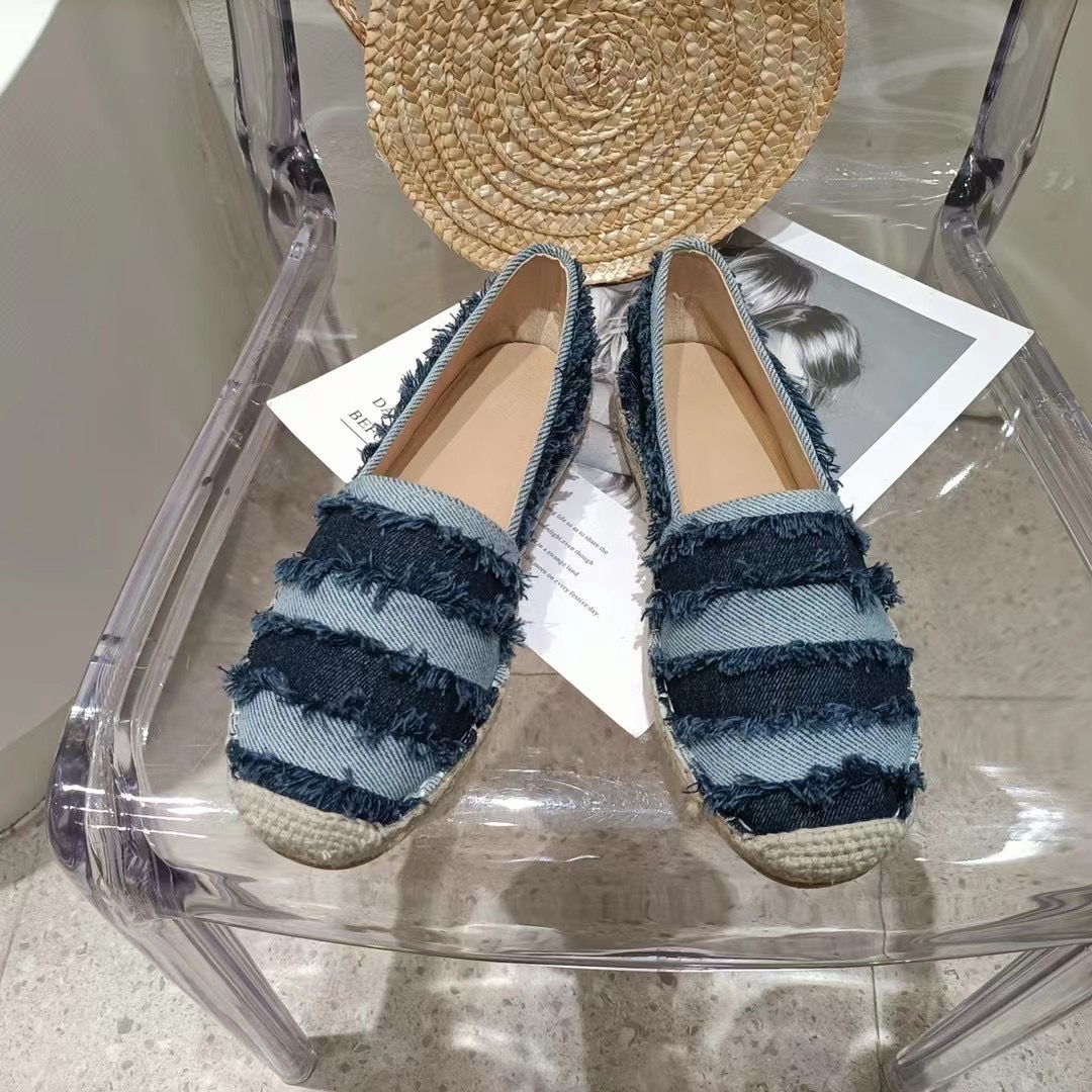 พร้อมส่งคะ Slip on shoe งาน slip on signature ของทางร้าน ผ้ายีนเกร๋ๆ สวยยืน1 🥇มาแล้วจ้า ทรงสวยอย่างดี งานเกร๋เรียบหรูดูแพง ตัวนี้ห้ามพลาดใส่สบายจะแมตช์กับกางเกง👖หรือกระโปรง👗ก็ได้ค่ะ แม่ค้าคอนเฟริม ห้ามพลาดเลยจ้าตัวนี้แนะนำ อย่าช้าร