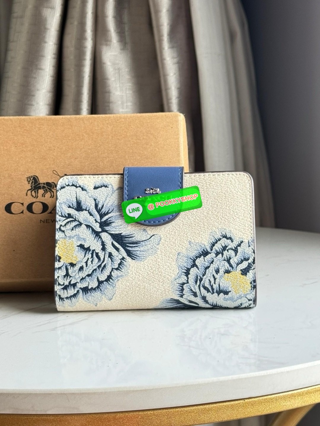 COACH MEDIUM CORNER ZIP WALLET IN SIGNATURE CANVAS กระเป๋าสตางค์ขนาดกลางที่ถือว่าเป็นไอเทม Must Have ของทุกเพศทุกวัยที่ต้องพกติดตัวไว้ตลอดเวลา เพราะนอกจากจะช่วยจัดเก็บเงิน บัตรประชาชน บัตรเครดิตและต่าง ๆ ให้เป็นระเบียบเรียบร้อยยังต้องคำนึงถึงประโยชน์ใช้สอ