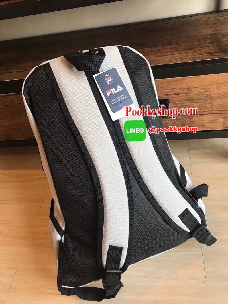 FILA LOGO PRINT BACKPACK กระเป๋าเป้สะพายแบ็คแพคที่สามารถสะพายออกทริป เล่นกีฬา หรือทำงานได้ ด้านหน้าสกรีนโลโก้แบรนด์ สีสันเข้ากับตัวกระเป๋า ช่องหลักเปิดปิดด้วยซิปคู่ปั้มโลโก้แบรนด์ ภายในกว้าง ใส่โน้ตบุ๊ค/แล็ปท้อป/หนังสือหรือเอกสารได้ ด้านหน้ามีอีกช่องซิปใส
