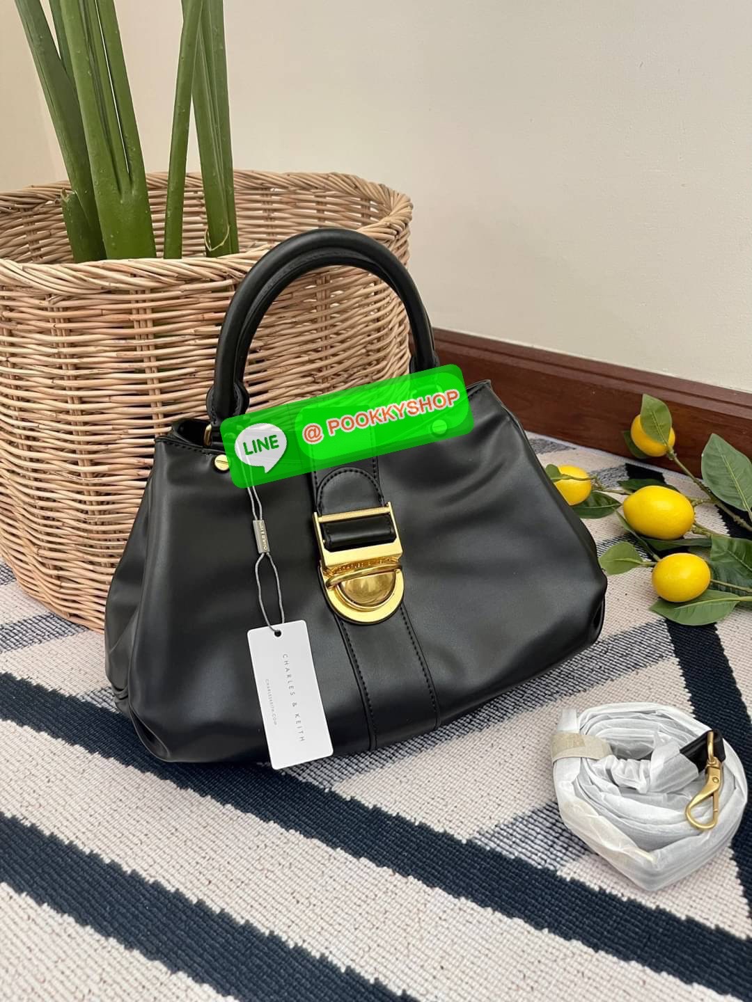 Charles & Keith Buckled Tote Bag กระเป๋าถือทรงเก๋สะดุดตาตกแต่งสายคาดพร้อมหัวเข็มขัดให้กระเป๋าดูโดดเด่นทันสมัย วัสดุหนังเรียบ หูหิ้วกระเป๋าสามารถพับได้ เปิดปิดแบบตัวเข็มขัดด้านหน้า ด้านในกว้าง พกพาของใช้จำเป็นได้อย่างครบถ้วน เช่น กระเป๋าเงินใบยาว โทรศัพท์