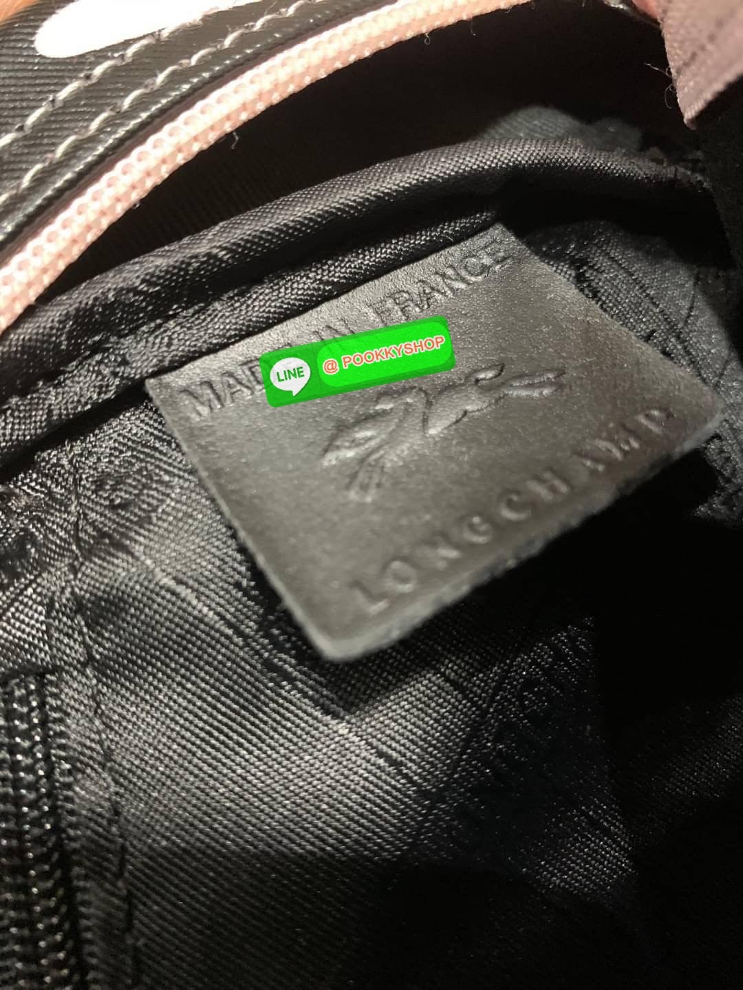 Longchamp by shayne oliver Backpack คอลเลคชั่นแบบลิมิเตทแบบเท่ๆ ที่ออกแบบโดย Shayne Oliver นักดีไซน์เนอร์ชื่อดังระดับโลก ด้วยรูปทรงกระเป๋าเป้ที่ออกแบบมาไม่เหมือนใคร สามารถจัดเป็นกระเป๋าใบใส่เสื้อผ้าได้อีกใบ ด้วยรูปทรงที่กว้างทำให้ใส่ของได้เยอะจุใจ กระเป๋า