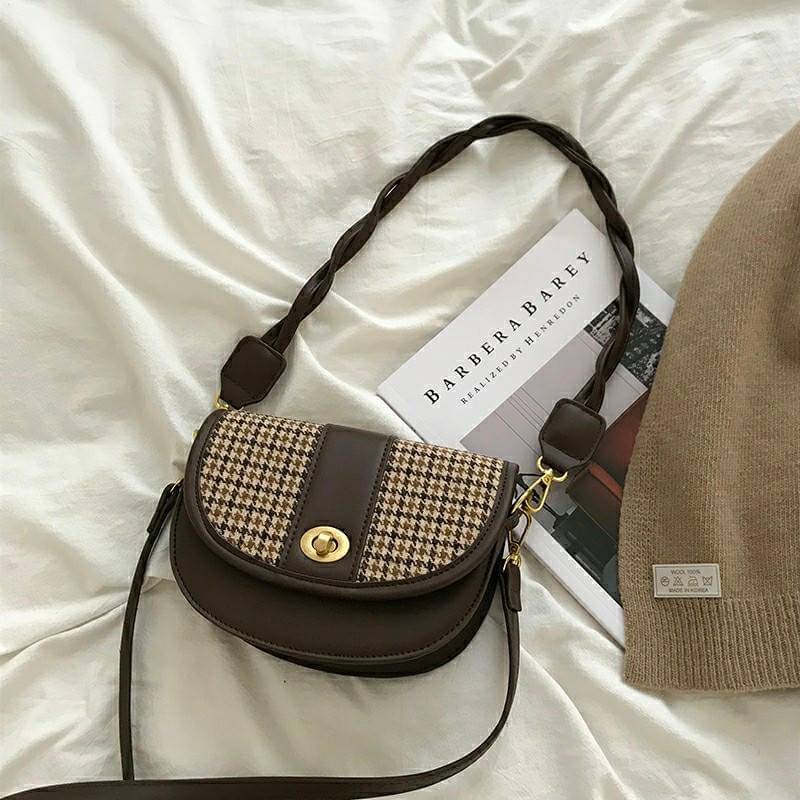 รุ่นใหม่ พร้อมส่ง!!!!!!! Shot bag สไตล์เอิร์ธโทนอีกหนึ่งรุ่น หนังคุณภาพดี ดีไซน์น่ารัก แถมสายสะพายให้2เส้น ถอดสายออกได้ทั้งคู่ เลือกใช้งานได้ตามชอบเลย