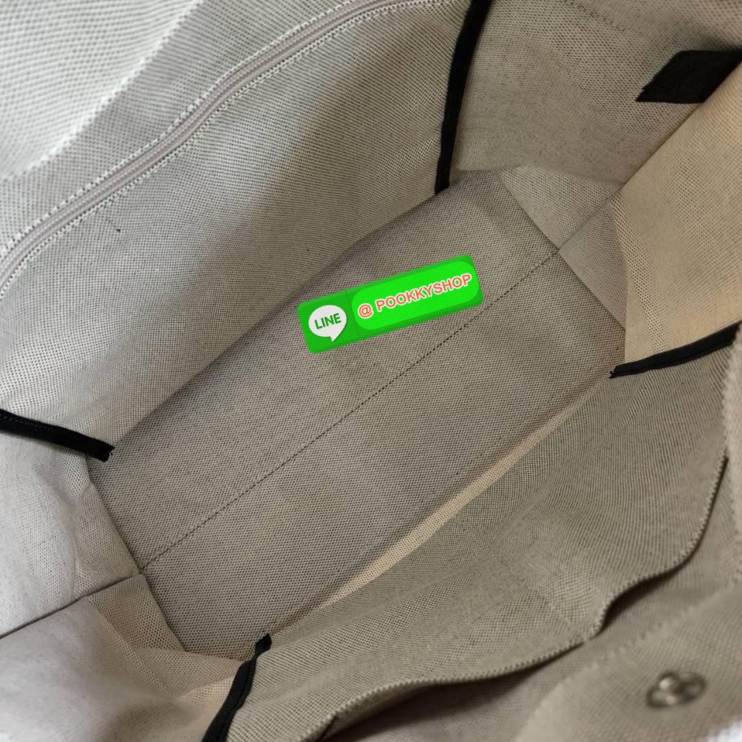 LONGCHAMP ESSENTIAL TOILE SHOULDER BAG L ECRU กระเป๋าสะพายไหล่ ใบใหญ่ สาวสายแบกไม่ควรพลาด ใส่เอกสาร แล็บท๊อป แฟ้มงานหรืออื่นๆใบเดียวจบคะ กระเป๋ามีความยืดหยุ่นและน้ำหนักเบา ปิดด้วยระบบสแน็ปอิน Longchamp ได้ปรับปรุงไลน์ผลิตภัณฑ์ ROSEAU อันเป็นสัญลักษณ์ใหม่ท