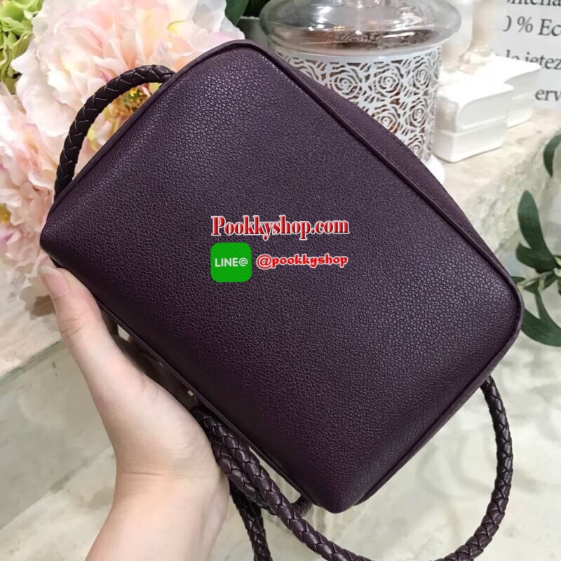Don’t Miss! NEW ARRIVAL! CHARLES & KEITH SMALL CLASSIC CROSSBODY BAG กระเป๋าสะพายทรงเหลี่ยมรุ่นชนช็อปขนาดกำลังดีหนังสวยอยู่ทรงมีเทคเจอร์ เปิดปิดด้วยซิปหัวซิปแบรนด์ สามารถใส่ iphone ของใช้ได้เยอะมาพร้อมสายสะพายหนังถัก Crossbody ได้ เป็นอีกหนึ่งรุ่น Best Se