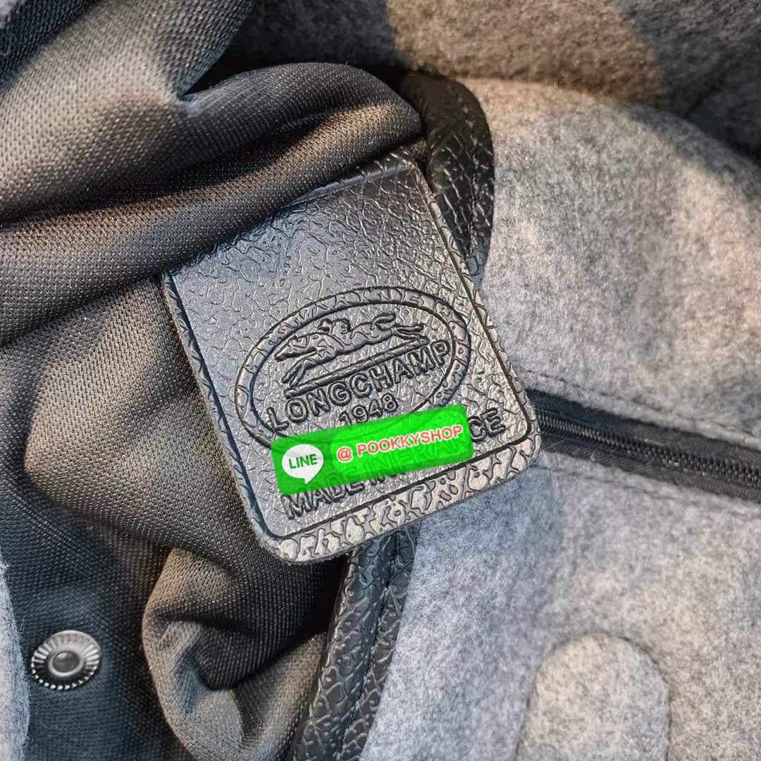 LongChamp Roseau Essential Shoppimg Bag L กระเป๋าTote วัสดุผ้าขนสัตว์ ซับในผ้าฝ้ายที่จับด้านบนหนังวัว กระเป๋าสะพายใบนี้มีขนาดพอเหมาะ กว้างพอที่จะใส่เอกสารทั้งหมดของคุณและจะไปกับคุณตลอดทั้งวัน! น้ำหนักเบา ปิดด้วย ระบบยึดสแน็ปอิน หรูหรา เหนือกาลเวลา และเปี่