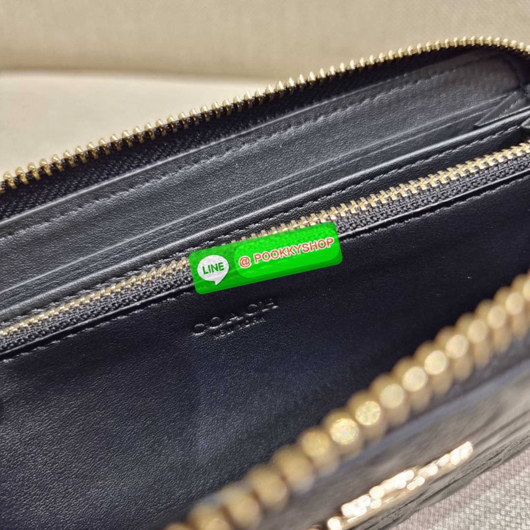 COACH C7360 LONG ZIP AROUND WALLET IN SIGNATURE LEATHER พร้อมเสิร์ฟความเลิศหรู ไม่ต้องรอพรีฯ ใหม่ล่าสุด กระเป๋าสตางค์ใบยาวกึ่งคล้องมือ สีคลาสสิค ขายดี ถือใช้คือขับผิวสุด!! วัสดุหนังแท้ปั๊มลายนูนสวยคม มาพร้อมสายคล้องมือ ถอดออกได้ ภายในใส่บัตรได้เยอะ มีช่อง