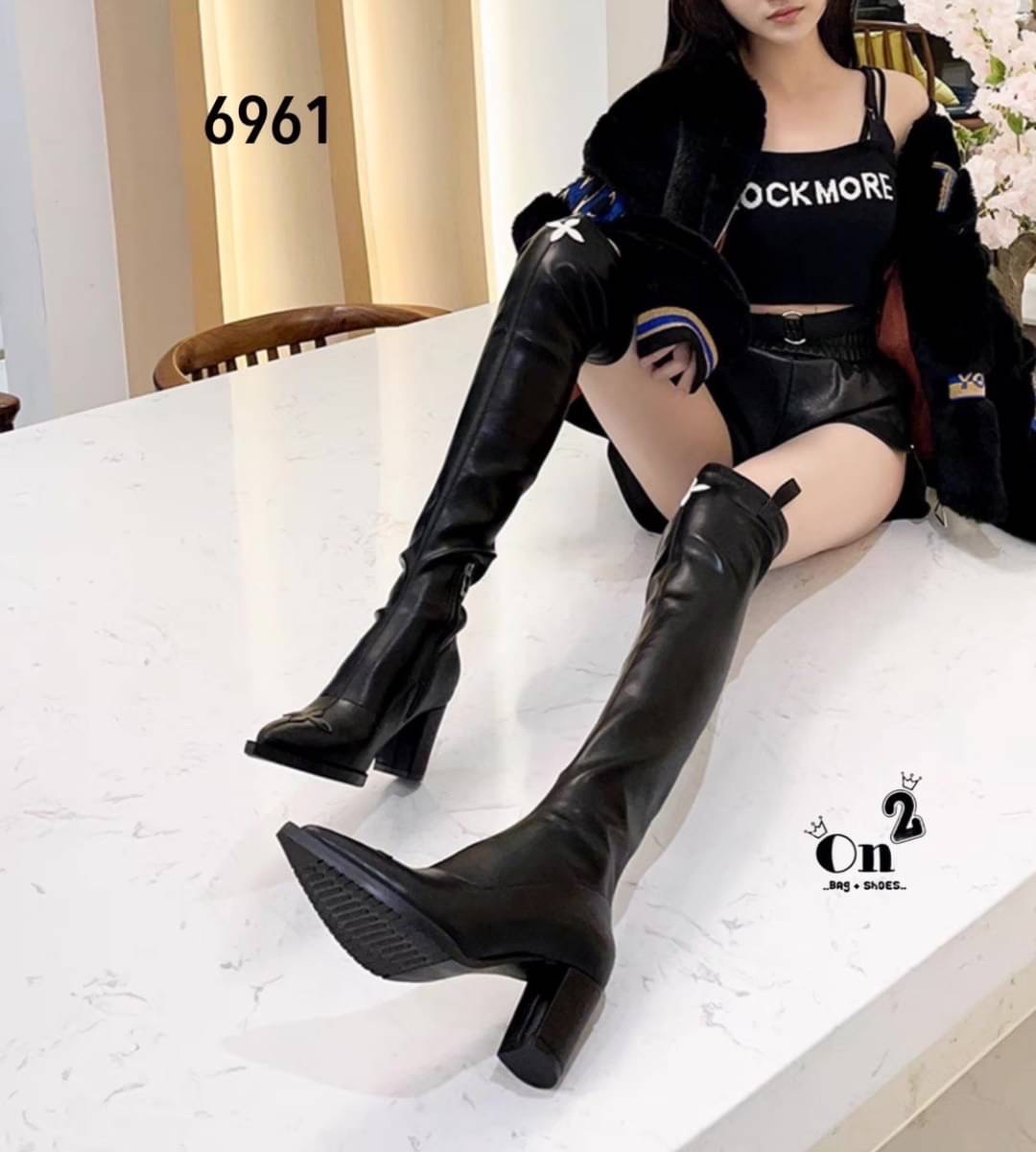 รองเท้าบูทข้อสูง ลุคสนามบิน ซีซั่นนี้คือของที่ต้องมีค่าาหนังนิ่มการตัดเย็บเนียบ ใส่ง่ายการดีไซน์ทรงส้นสูงดูเก๋ งานดีมากกันน้ำ กันฝน ใส่เดินลุยหิมะ ใส่เช็คอินที่เที่ยวสวยๆเริ่ดมาก สาวสายแฟต้องไม่พลาดจ้า