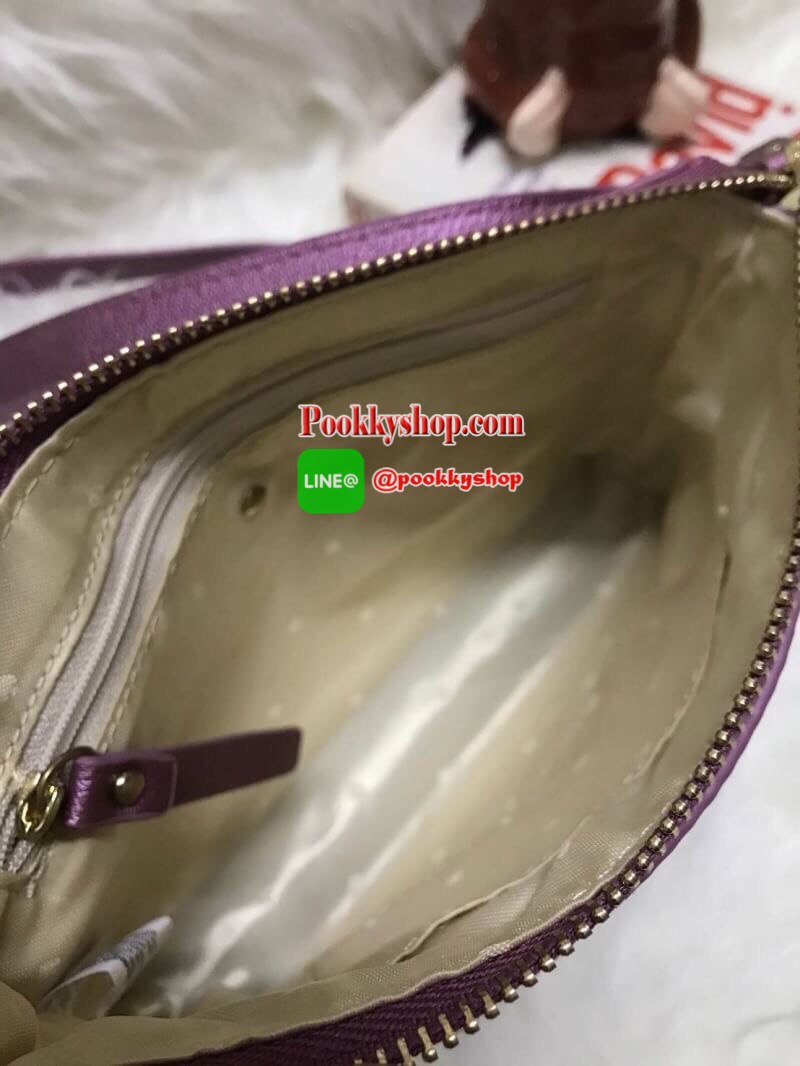 KATE SPADE MINI CROSSBODY BAG กระเป๋าสะพายข้างทรงครอสบอดี้ขนาดมินิ วัสดุหนังPu เปิดปิดด้วยซิปเดียวด้านบน ภายในสกรีนโลโก้แบรนด์ ในช่องใหญ่ยังมี1ช่องซิปเล็ก สามารถใส่ไอโฟนได้ กระเป๋าสตางค์สั้น และของจุกจิก มีความยาวสาย 109cm ปรับความยาวได้ ด้านหน้าปั้มโลโก้