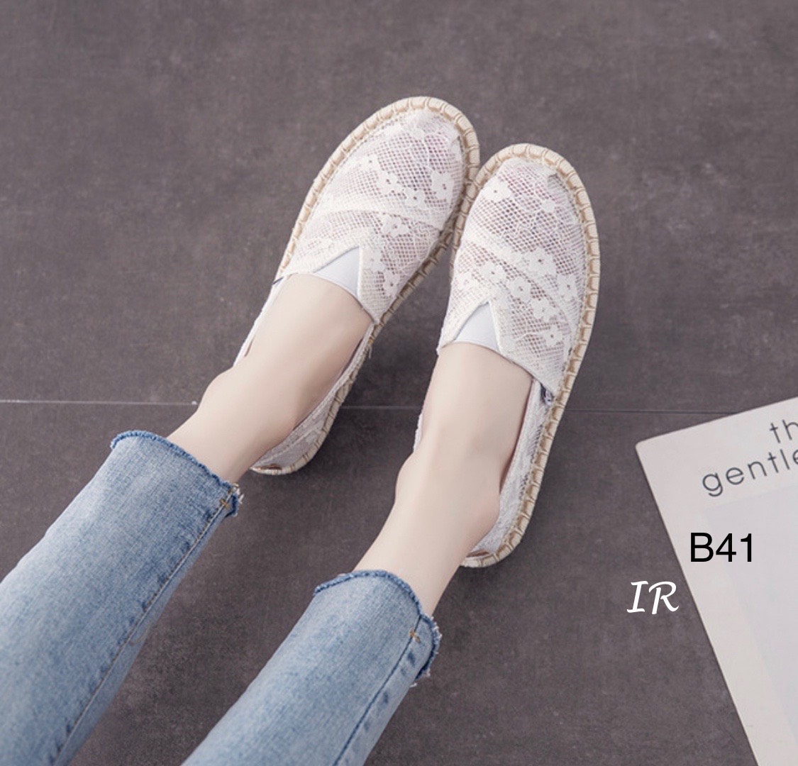 แบบขายดี!!! พร้อมส่ง สินค้านำเข้า เสริมความเก๋ให้ลุคส์ขอบคุณ ด้วยผ้าใบลูกไม้นิ่มลายดอกให้ลุคมอนิมอลสุดชิค พื้นเชือกปอนวมนิ่ม ส้นกันลื่น สายคาเฟ่จ้องจัดเลยนะคะ รุ่นนี้ดีงามจ้า