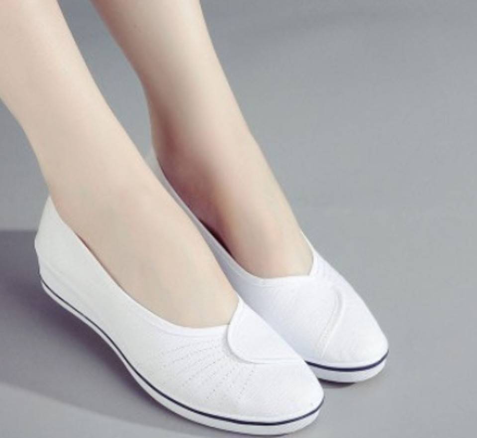 มาแล้วค๊าาา รอบที่แล้วหมดไวม๊ากก ใครรออยู่รีบๆสั่งค๊าา รองเท้าคัชชูลำลองสไตล์เกาหลี วัสดุผ้าแคนวาส พื้นยางพารา 1.5นิ้ว ทรงสโลปรับน้ำหนักเท้ายืดหยุ่นดีเยี่ยม ใส่สบายมากๆ แมชได้ทุกชุดค่ะ งานสวย ถ่ายจากสินค้าขายจริง 100%