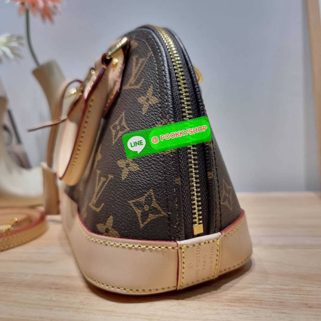 HOT ITEM!! LV Alma bag กระเป๋าทรงโดมสุดฮิต ที่สาวๆตามหา สวยสะพายขับผิว อัพลุคไฮน์ที่สุด ขนาดกำลังดี วัสดุหนังแคนวาส สลับหนัง cowhide เรียบ ดูหรู หูจับในตัวทำให้ใช้งานได้สะดวก และมีสายครอสสะพายข้างให้ เปิด-ปิดด้วยซิป มีกุญแจล็อคได้ ภายในโล่งกว้าง ใส่ของสำค