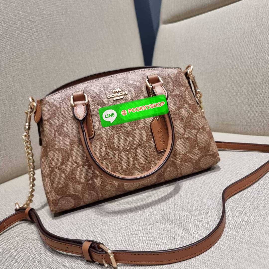 COACH F29434 MINI SAGE CARRYALL IN SIGNATURE CANVAS รุ่นยอดฮิต!! ที่สุดของกระเป๋าสะพายขายดี ต้องทรงถังมินิรุ่นนี้ วัสดุหนังแคนวาสเคลือบลาย สวย คลาสสิค มาพร้อมสายสะพายข้างและหูหิ้วในตัว ถอดออกถือคล้องแขนเก๋ๆ หรูๆยังได้ ภายในเป็นช่องโล่ง แบ่งสัดส่วนอย่างดี