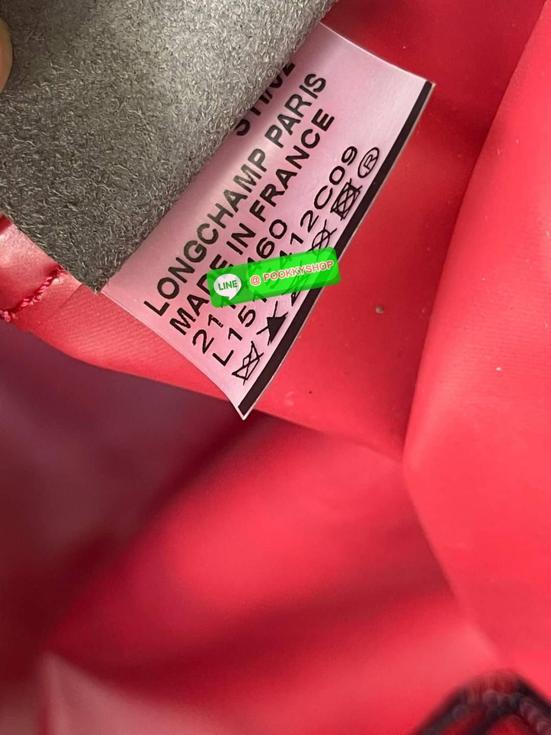 💕Longchamp LE PLIAGE LGP TOP HANDLE BAG M พบกับคอลเลคชั่นใหม่ล่าสุด มีดีไซน์ที่เรียบหรูและคลาสสิก แฝงด้วยลูกเล่นแบบเฟมินีน แถมยังมีน้ำหนักเบาอย่างไม่น่าเชื่อ มาพร้อมกับหูจับกระเป๋าคู่และฝาปิดแบบกระดุม กระเป๋าถือใบนี้สามารถใช้ถือแบบทั่วไป มีสายสะพา