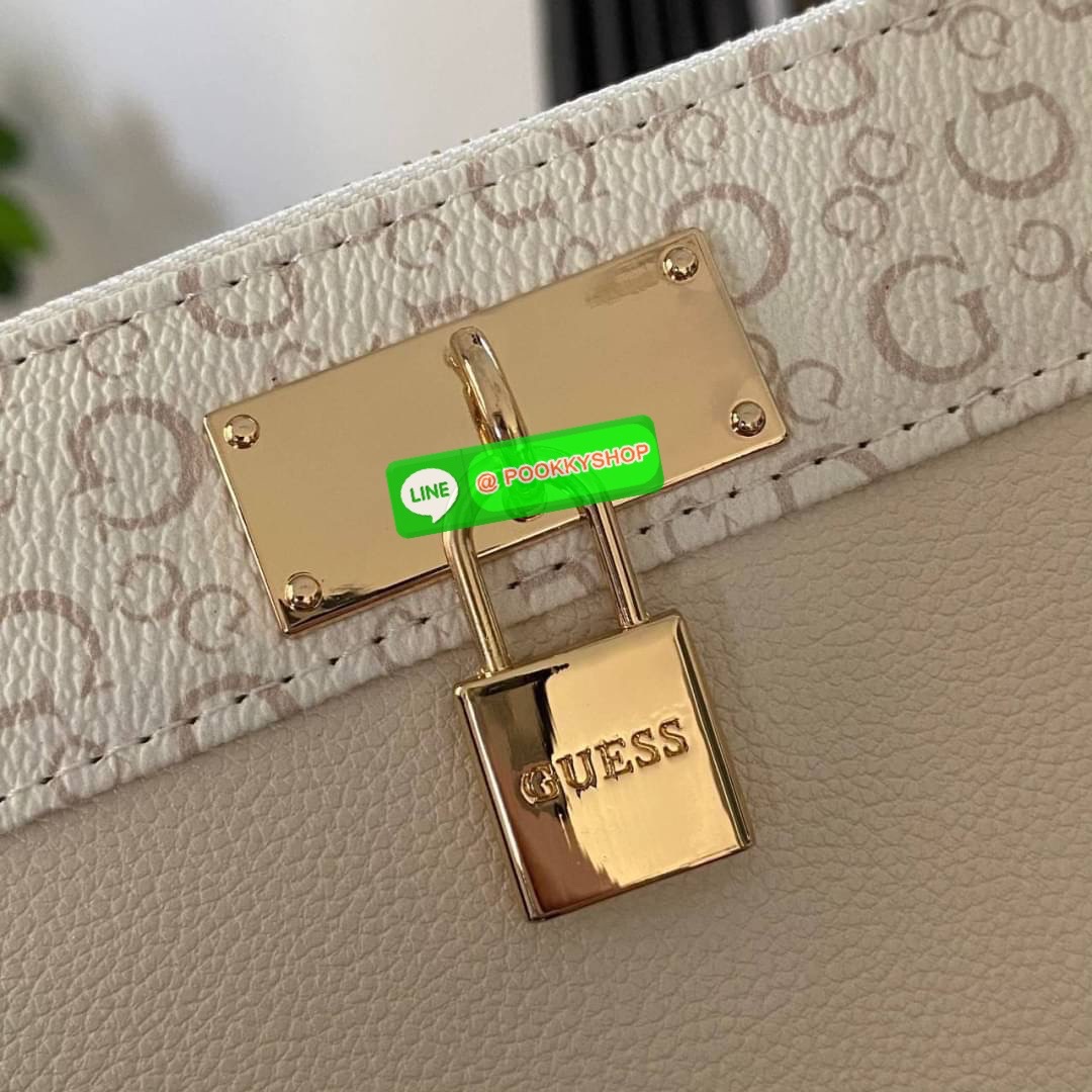 Guess Long Wallet กระเป๋าสตางค์ใบยาวซิปรอบหนังนิ่ม ด้านหน้าโดดเด่นด้วยกุญแจชื่อแบรนด์ รุ่นนี้มีสายคล้องมือมาให้ เพื่อใช้งานง่ายและสะดวกมากยิ่งขึ้น ด้านในมีช่องใส่ธนบัตร ช่องใส่บัตร และช่องซิปใส่เหรียญค่ะ