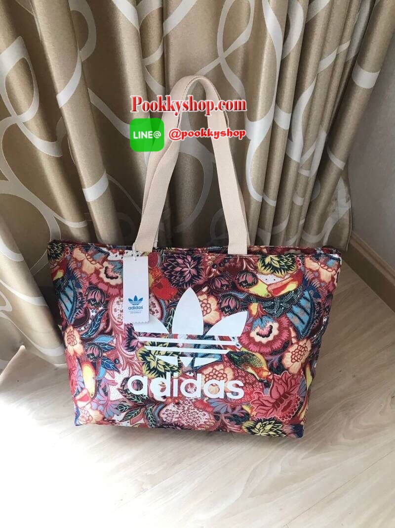 Adidas Original Large Tote Bag กระเป๋าสะพายทรง Tote หรือทรง shopping ใบใหญ่จาก Adidas Factory Outlet วัสดุ Nylon & Polyester 100% เนื้อนิ่มคุณภาพดี น้ำหนักเบาใบใหญ่จุได้เยอะ เปิดปิดด้วยซิปเดียวด้านบน หัวซิปปั้มโลโก้ ภายในมีช่องซิป แยกเก็บของสำคัญ และช่องใ